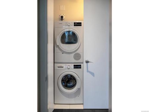 306-999 Burdett Ave, Victoria, BC - Indoor Photo Showing Laundry Room