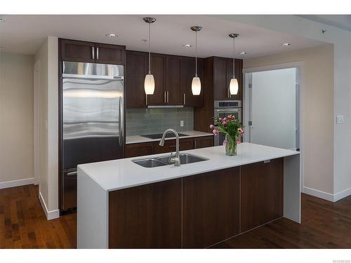 306-999 Burdett Ave, Victoria, BC - Indoor Photo Showing Kitchen With Double Sink With Upgraded Kitchen