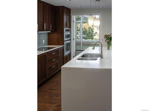 306-999 Burdett Ave, Victoria, BC - Indoor Photo Showing Kitchen With Double Sink