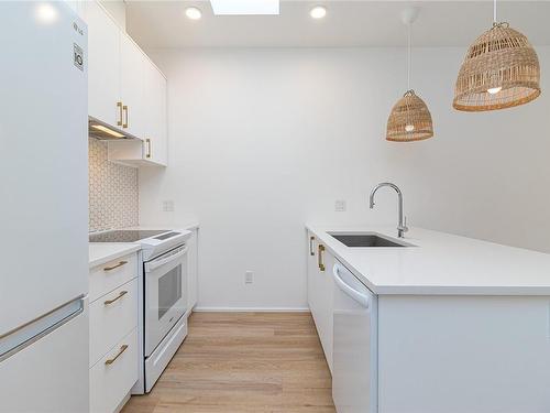 403-2348 Beacon Ave, Sidney, BC - Indoor Photo Showing Kitchen With Upgraded Kitchen