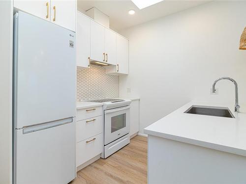 403-2348 Beacon Ave, Sidney, BC - Indoor Photo Showing Kitchen