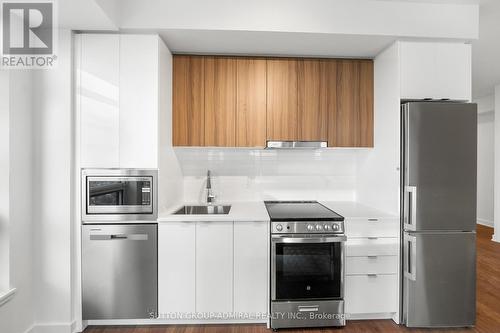 3005 - 30 Upper Mall Way, Vaughan, ON - Indoor Photo Showing Kitchen