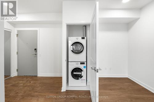 3005 - 30 Upper Mall Way, Vaughan, ON - Indoor Photo Showing Laundry Room