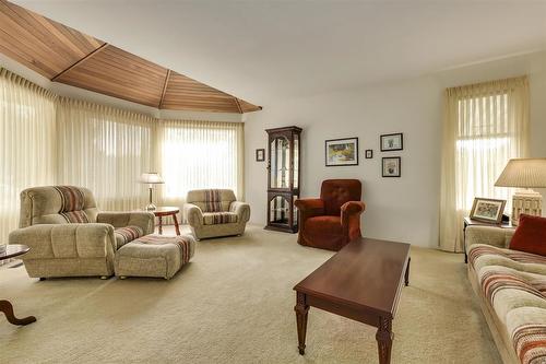 1991 143A Street, Surrey, BC - Indoor Photo Showing Living Room