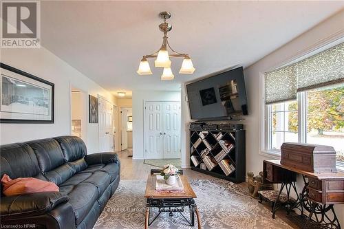 7 King Crescent, East Zorra-Tavistock (Hickson), ON - Indoor Photo Showing Living Room With Fireplace