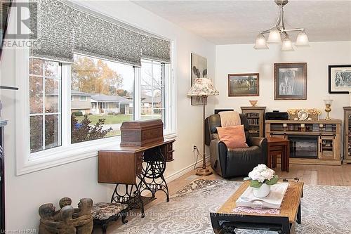 7 King Crescent, East Zorra-Tavistock (Hickson), ON - Indoor Photo Showing Living Room