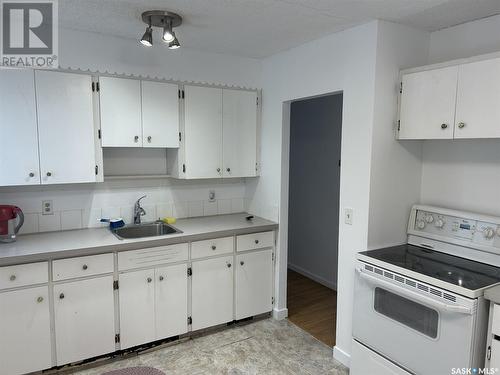 31 Charles Crescent, Regina, SK - Indoor Photo Showing Kitchen