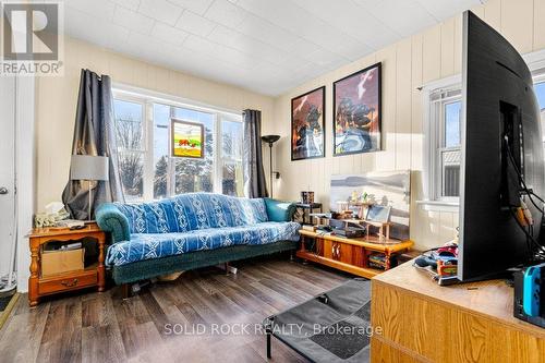 4161 Brinston Road, South Dundas, ON - Indoor Photo Showing Living Room