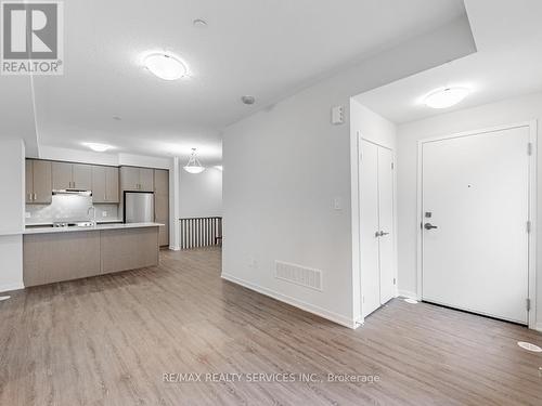 77 - 39 Honeycrisp Crescent, Vaughan, ON - Indoor Photo Showing Kitchen