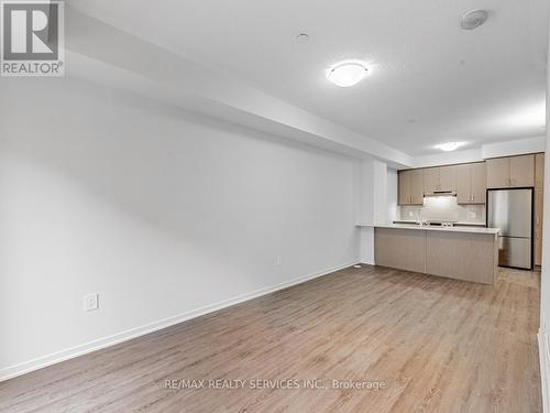 77 - 39 Honeycrisp Crescent, Vaughan, ON - Indoor Photo Showing Kitchen