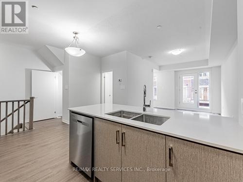 77 - 39 Honeycrisp Crescent, Vaughan, ON - Indoor Photo Showing Kitchen With Double Sink