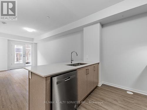 77 - 39 Honeycrisp Crescent, Vaughan, ON - Indoor Photo Showing Kitchen With Double Sink