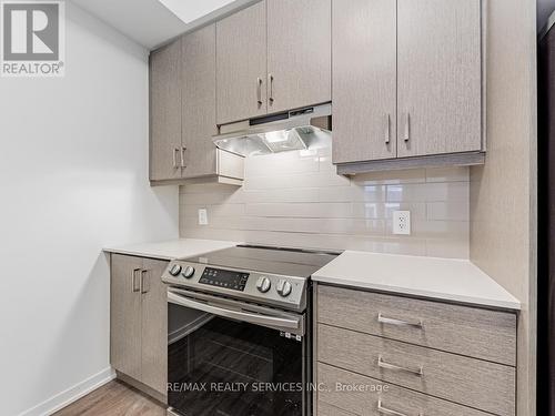 77 - 39 Honeycrisp Crescent, Vaughan, ON - Indoor Photo Showing Kitchen