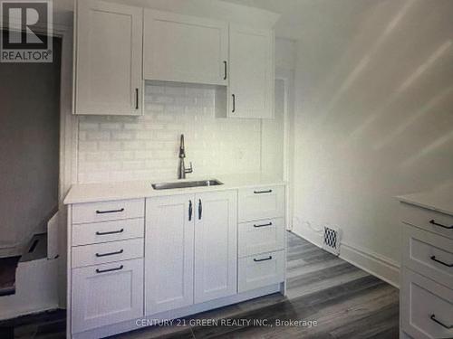 12 Lawrence Avenue, Guelph, ON - Indoor Photo Showing Kitchen