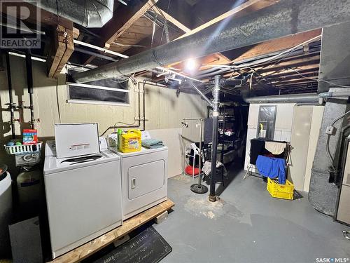 676 3Rd Avenue Ne, Swift Current, SK - Indoor Photo Showing Laundry Room