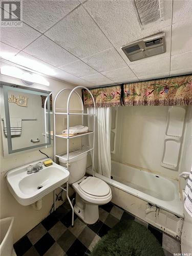 676 3Rd Avenue Ne, Swift Current, SK - Indoor Photo Showing Bathroom