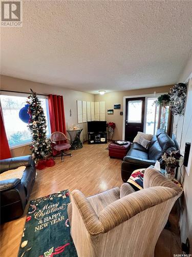 676 3Rd Avenue Ne, Swift Current, SK - Indoor Photo Showing Living Room