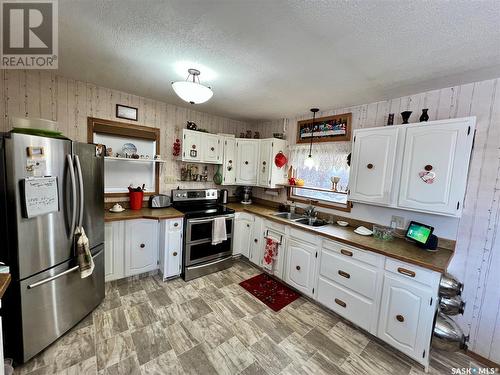 676 3Rd Avenue Ne, Swift Current, SK - Indoor Photo Showing Kitchen With Double Sink