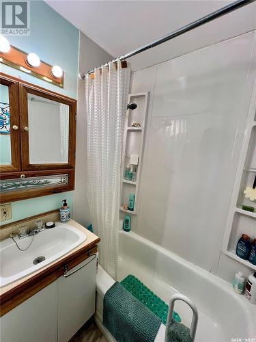 676 3Rd Avenue Ne, Swift Current, SK - Indoor Photo Showing Bathroom