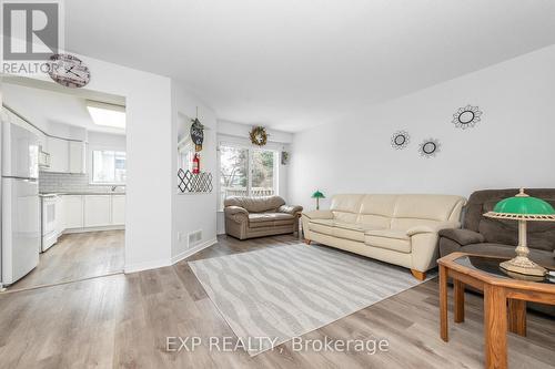 7 Foxden Place, Ottawa, ON - Indoor Photo Showing Living Room