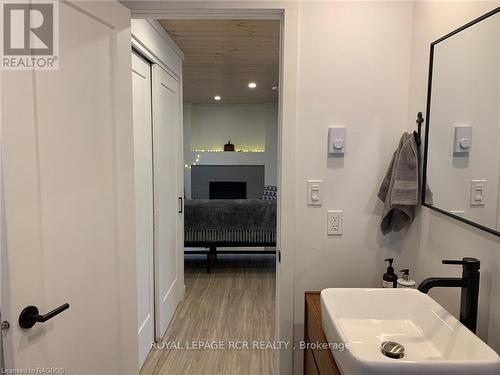 2 John Street, Northern Bruce Peninsula, ON - Indoor Photo Showing Bathroom