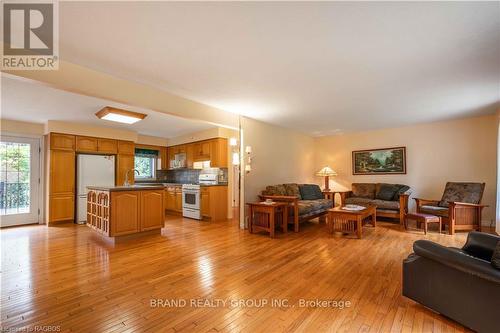 109 Alexandria St, Georgian Bluffs, ON - Indoor Photo Showing Living Room