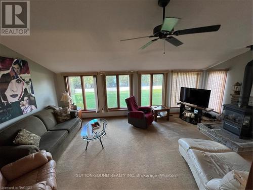 502230 Grey Road 1, Georgian Bluffs, ON - Indoor Photo Showing Living Room