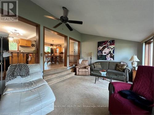 502230 Grey Road 1, Georgian Bluffs, ON - Indoor Photo Showing Living Room