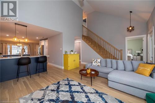 133 Hawthorn Crescent, Georgian Bluffs, ON - Indoor Photo Showing Living Room