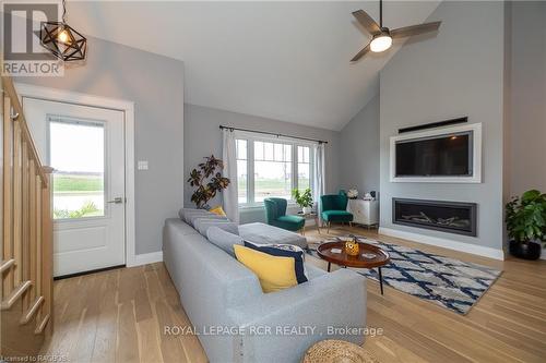 133 Hawthorn Crescent, Georgian Bluffs, ON - Indoor Photo Showing Living Room With Fireplace