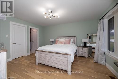 133 Hawthorn Crescent, Georgian Bluffs, ON - Indoor Photo Showing Bedroom