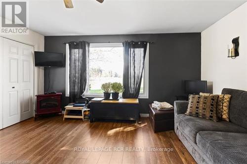 103701 Southgate Road 10, Southgate, ON - Indoor Photo Showing Living Room