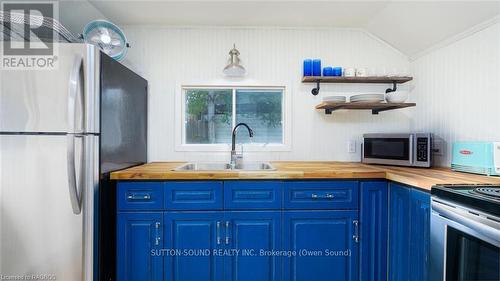 820 Pike Bay Road, Northern Bruce Peninsula, ON - Indoor Photo Showing Kitchen With Double Sink