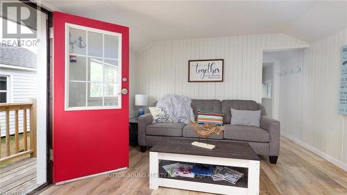 820 Pike Bay Road, Northern Bruce Peninsula, ON - Indoor Photo Showing Living Room