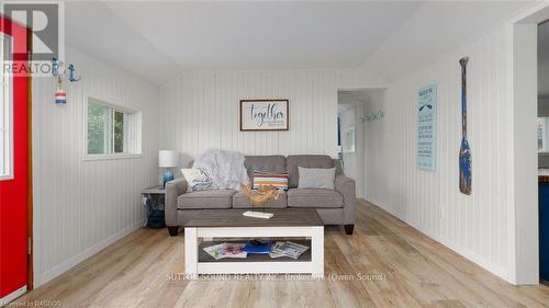 820 Pike Bay Road, Northern Bruce Peninsula, ON - Indoor Photo Showing Living Room