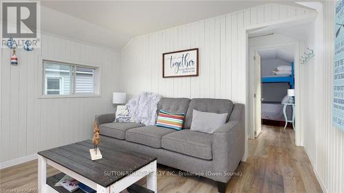 820 Pike Bay Road, Northern Bruce Peninsula, ON - Indoor Photo Showing Living Room