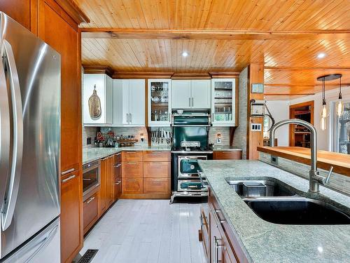 Cuisine - 2118Z Mtée Des Quatre-Lacs, Saint-Adolphe-D'Howard, QC - Indoor Photo Showing Kitchen With Double Sink