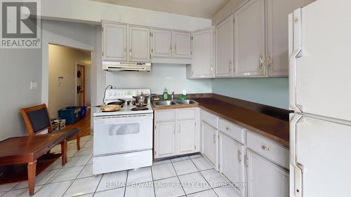 193 Wharncliffe Road N, London, ON - Indoor Photo Showing Kitchen With Double Sink