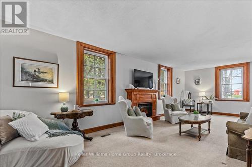 6782 Sixth Line, Centre Wellington, ON - Indoor Photo Showing Living Room