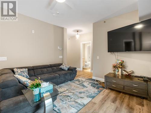 5840 Newman Boulevard Unit# 118, Lasalle, ON - Indoor Photo Showing Living Room