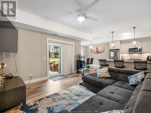 5840 Newman Boulevard Unit# 118, Lasalle, ON - Indoor Photo Showing Living Room