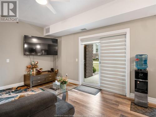 5840 Newman Boulevard Unit# 118, Lasalle, ON - Indoor Photo Showing Living Room