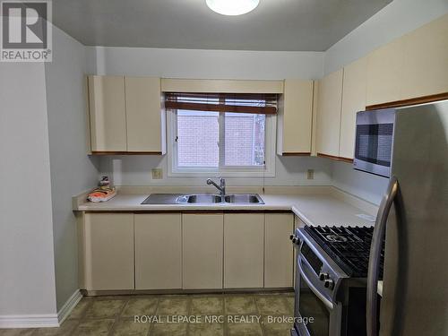 44 - 65 Dorchester Boulevard, St. Catharines (444 - Carlton/Bunting), ON - Indoor Photo Showing Kitchen With Double Sink