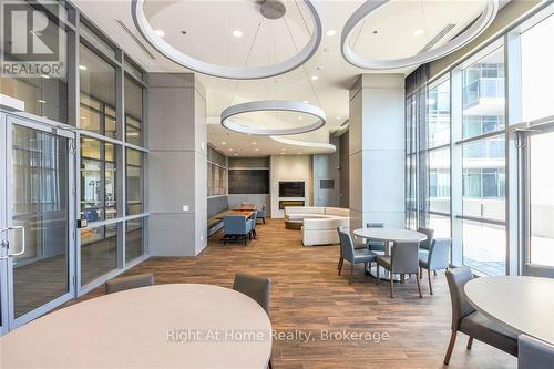 305 - 2093 Fairview Street, Burlington (Freeman), ON - Indoor Photo Showing Dining Room