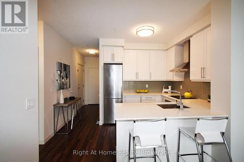 305 - 2093 Fairview Street, Burlington (Freeman), ON - Indoor Photo Showing Kitchen