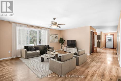 21111 Concession Rd 8 Road, South Glengarry, ON - Indoor Photo Showing Living Room