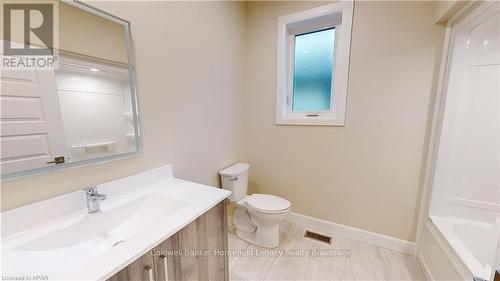 8 - 34 Upper Thames Lane Lane, West Perth (Mitchell), ON - Indoor Photo Showing Bathroom