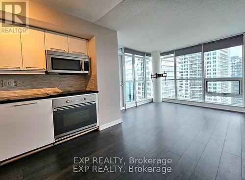 2402 - 600 Fleet Street, Toronto, ON - Indoor Photo Showing Kitchen