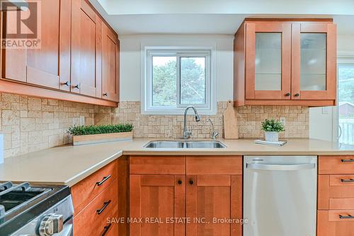 40 Eric Clarke Drive, Whitby, ON - Indoor Photo Showing Kitchen With Double Sink