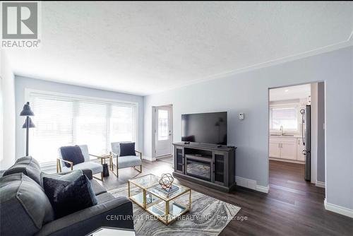 380 East 19Th Street, Hamilton, ON - Indoor Photo Showing Living Room